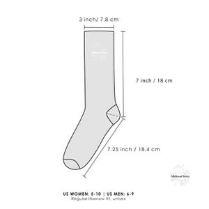 Op de afbeelding: Een lichtgrijze sok met afmetingen van 7,8 cm breed, 18 cm lang en 18,4 cm van hiel tot teen. De sok heeft een logo en de tekst "ToBeNamed Studio". Ontworpen voor Amerikaanse damesmaten 5-10 en herenmaten 6-9. Regular/Narrow fit, unisex.