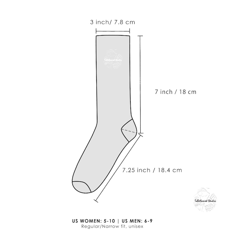 Op de afbeelding: Een lichtgrijze sok met afmetingen van 7,8 cm breed, 18 cm lang en 18,4 cm van hiel tot teen. De sok heeft een logo en de tekst "ToBeNamed Studio". Ontworpen voor Amerikaanse damesmaten 5-10 en herenmaten 6-9. Regular/Narrow fit, unisex.