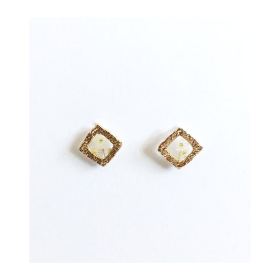 PETAL FRAME 本物のドライフラワー樹脂スタッドピアス｜ゴールドトーン 