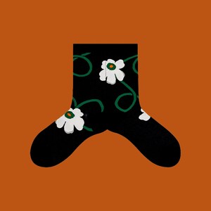 FALL LILY ホワイトデイジー柄ソックス | 抽象的な花柄 | ロマンティックなブラックコットンクルーソックス