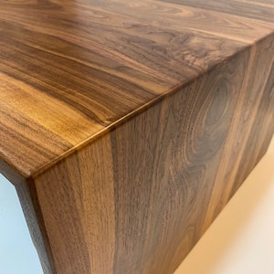 Extra Wide Walnut Coffee Table with Modern Waterfall Design 画像 9