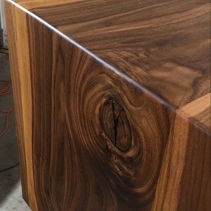 Extra Wide Walnut Coffee Table with Modern Waterfall Design 画像 6