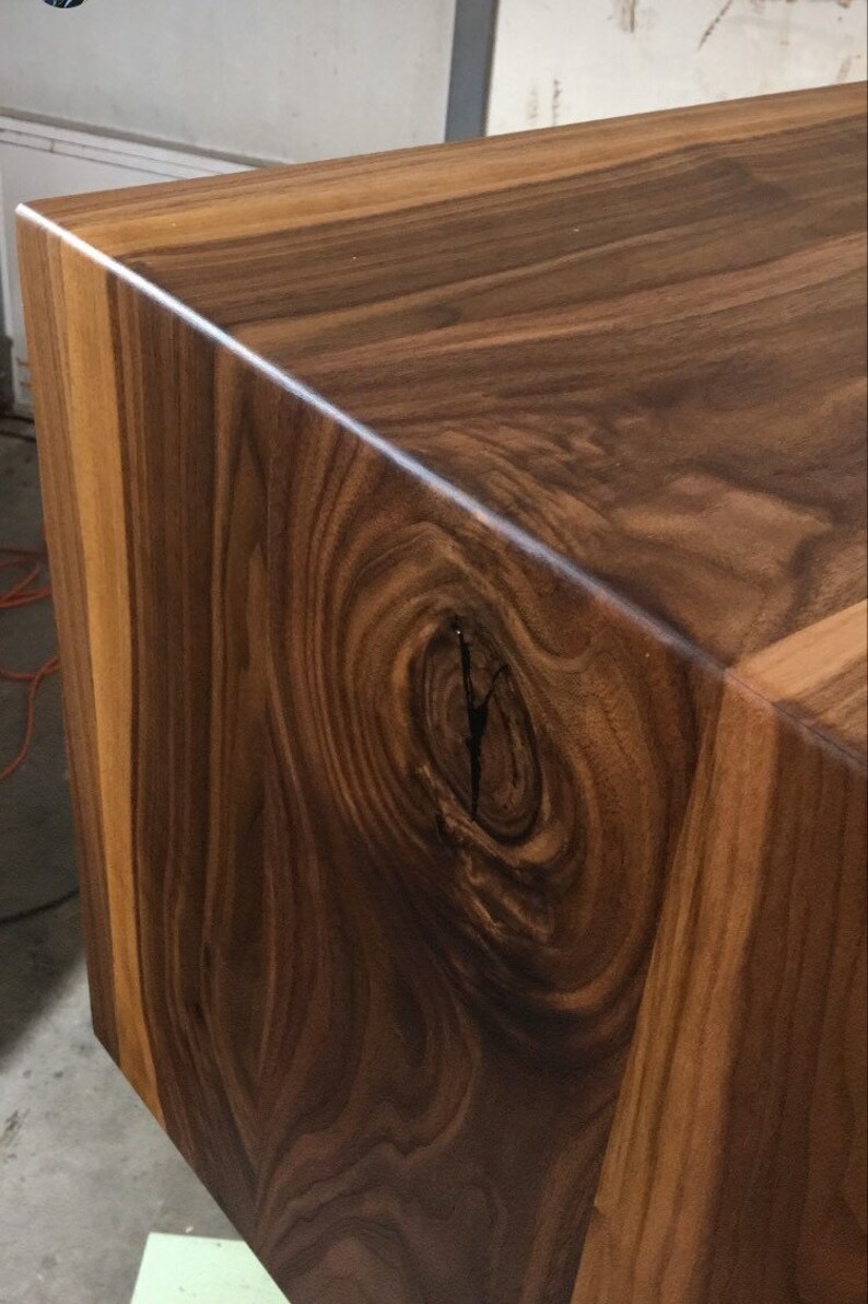 Extra Wide Walnut Coffee Table with Modern Waterfall Design 画像 6