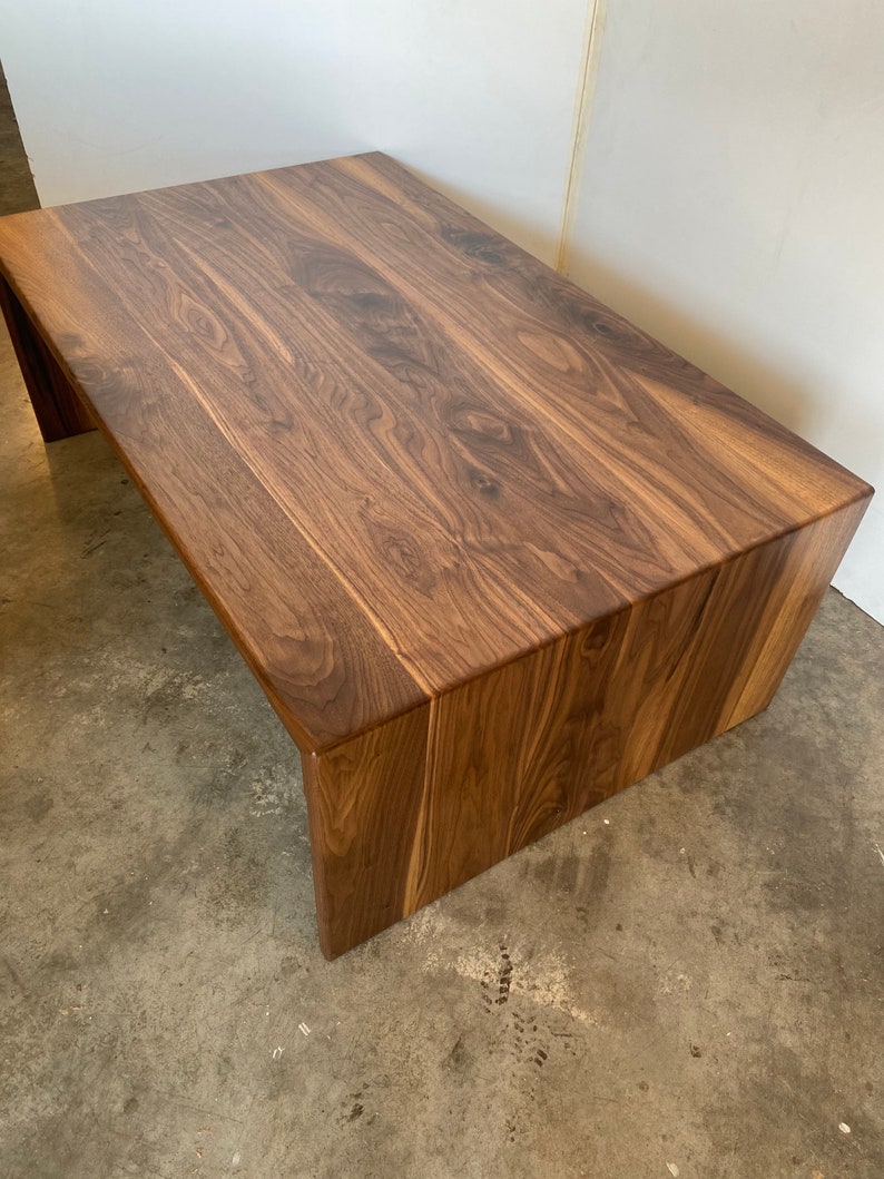 Extra Wide Walnut Coffee Table with Modern Waterfall Design 画像 3