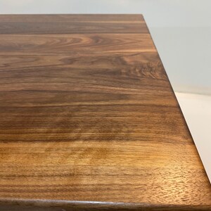 Extra Wide Walnut Coffee Table with Modern Waterfall Design 画像 5