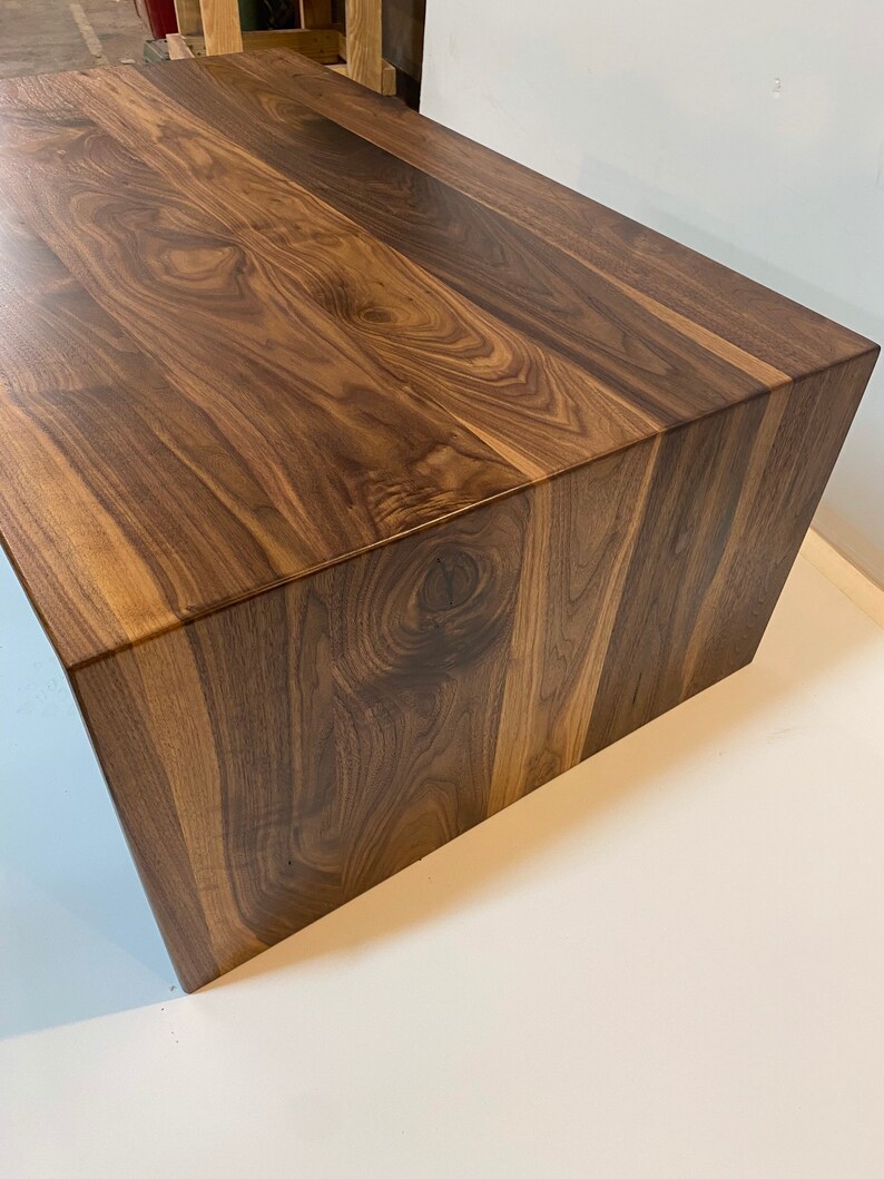 Extra Wide Walnut Coffee Table with Modern Waterfall Design 画像 2