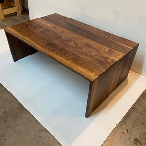 Extra Wide Walnut Coffee Table with Modern Waterfall Design 画像 8