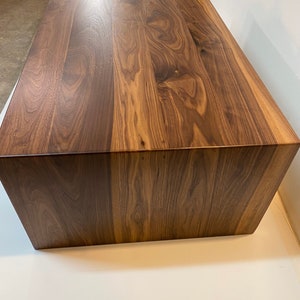 Extra Wide Walnut Coffee Table with Modern Waterfall Design 画像 4