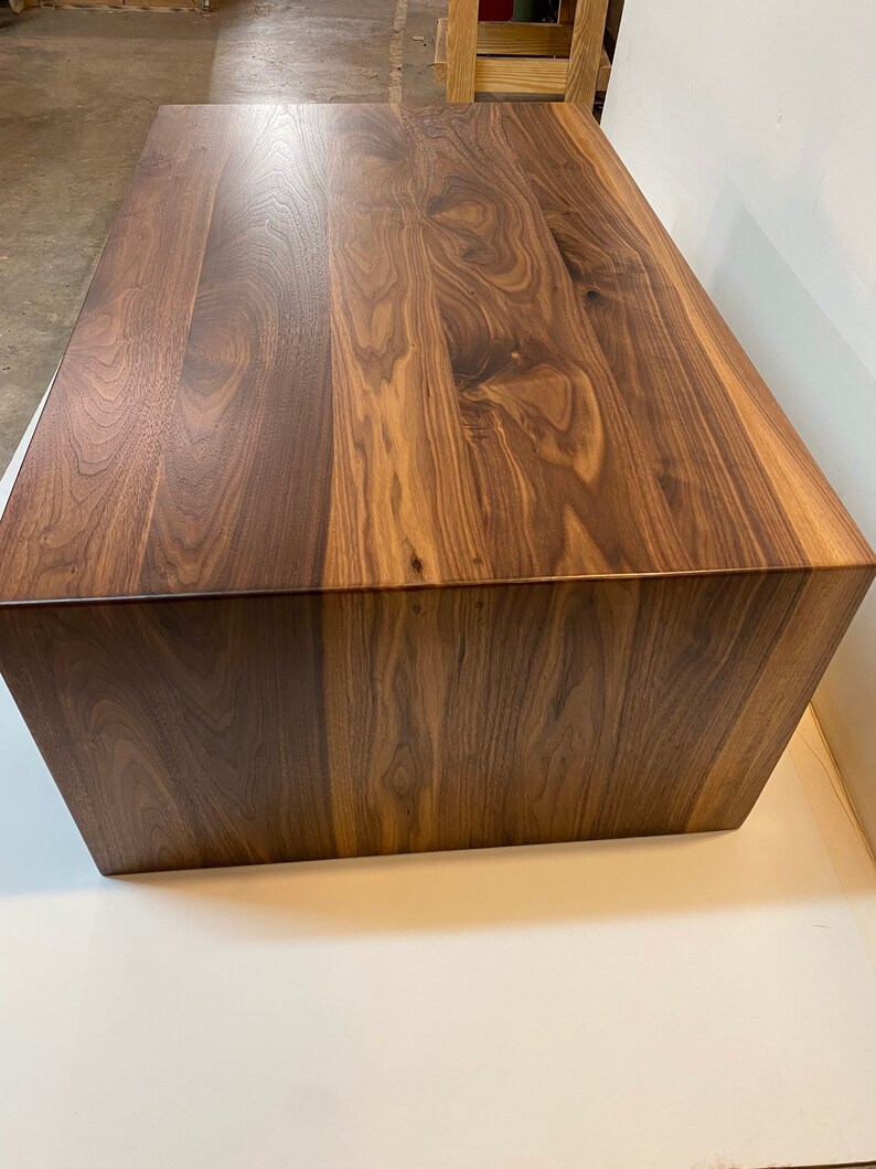 Extra Wide Walnut Coffee Table with Modern Waterfall Design 画像 4