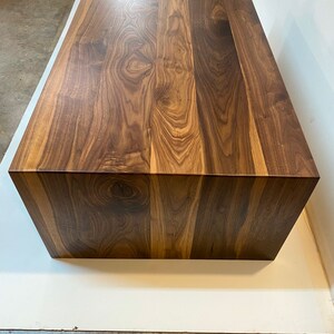 Extra Wide Walnut Coffee Table with Modern Waterfall Design 画像 10