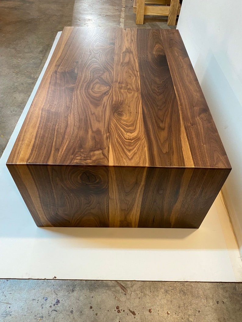Extra Wide Walnut Coffee Table with Modern Waterfall Design 画像 10