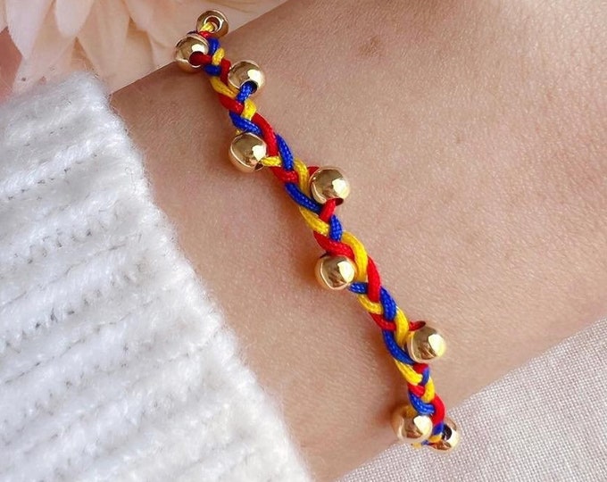 Colombian Flag Amulet – Woven Bracelet with Gold Details and Energy of Roots