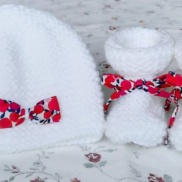 Cadeau de naissance, ensemble naissance, chaussons bébé, bonnet bébé, liberty of London wiltshire rouge, chaussons laine, bonnet bébé, bébé