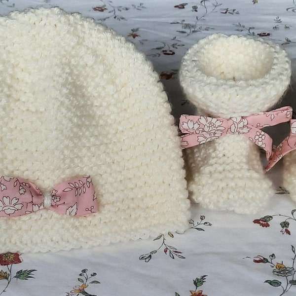 Bonnet naissance, bonnet bébé tricot, chaussons bébé, cadeau naissance, ensemble naissance, chaussons bébé tricot, liberty capel rose