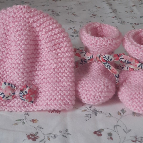 Ensemble bonnet et chaussons bébé, cadeau de naissance, bonnet bébé, liberty wiltshire pois de senteur, chaussons bébé laine,