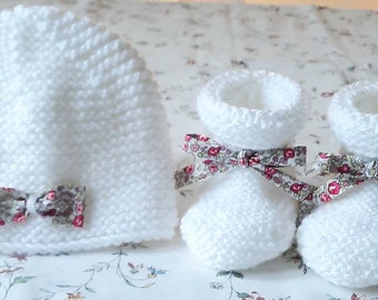 Ensemble bonnet et chaussons, bébé tricot, bonnet bébé tricot, bonnet naissance, chaussons bébé laine, liberty Éloïse,  cadeau nai