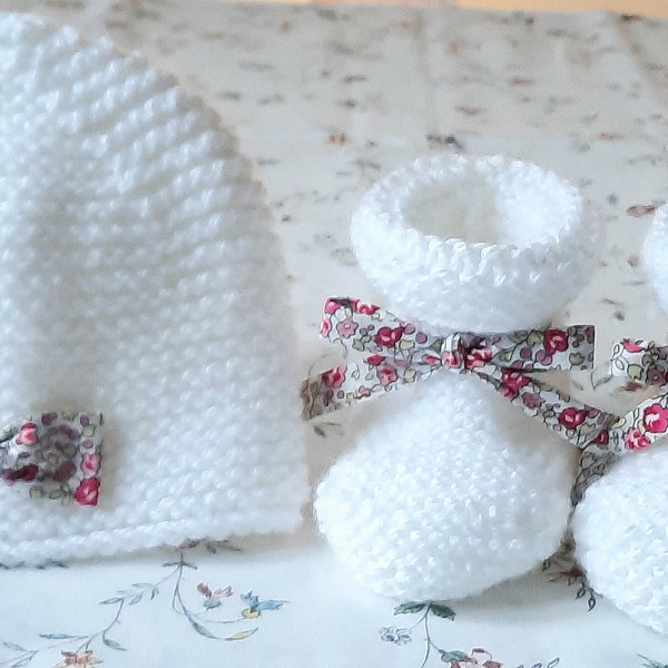 Ensemble bonnet et chaussons, bébé tricot, bonnet bébé tricot, bonnet naissance, chaussons bébé laine, liberty Éloïse,  cadeau nai