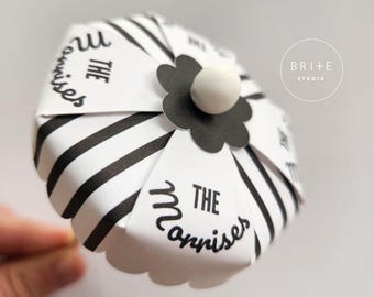 Sombrilla de playa a rayas personalizada para bodas - Decoración personalizada con apellido