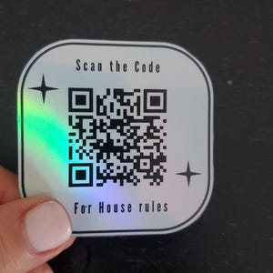 Magnes z kodem QR do regulaminu domu z wykończeniem holograficznym do wynajmu krótkoterminowego przewodnik powitalny instrukcja obsługi domu zeskanuj kod do instrukcji