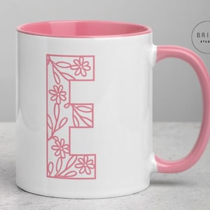 Taza personalizada con inicial floral, taza de café con flores silvestres, regalo con letra de flor rosa, elegante y femenina taza de té con monograma floral.