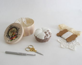 Geschenk-Set Nadelkissen mit Schachtel Beige mit Stickerei versandbereit