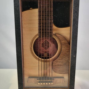 Gerahmte Akustik Gitarre | Gitarre Wandkunst | MusikLiebhaber Dekor | Geschenk für Gitarrenspieler | 3D Wandkunst | Layered Guitar Art | Geschenk für Musiker