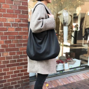 Ledertasche schwarz Hobo Bag Handtasche pflanzlich gegerbtes Leder Olivenblatt Gerbung | große minimalistische Schultertasche Shopper