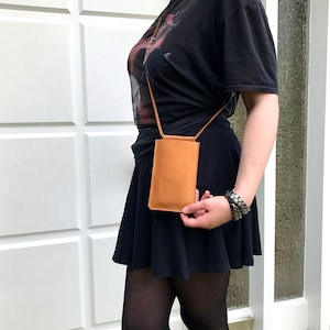 Sac pour téléphone portable à porter autour de l'épaule en cuir vintage marron cognac, avec compartiment pour l'argent. Sac bandoulière en cuir pour smartphone. Conception minimaliste.