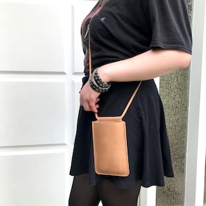 Bolso para móvil para colgar al hombro fabricado en piel vintage natural color beige, con compartimento para dinero. Bolso bandolera para smartphone.