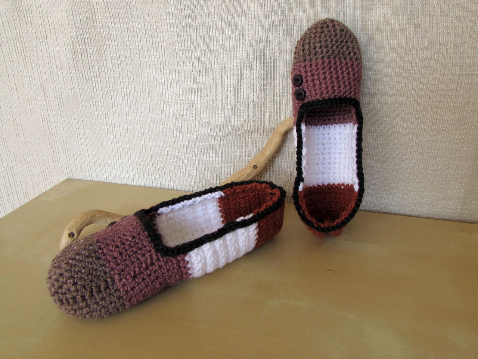 ballet flats, women's slippers, nightwear and crochet yoga in brown, antique pink, and white acrylic. decoration in wenge bu ballet flats, women's slippers, nightwear and crochet yoga in brown, antique pink, and white acrylic. decoration in wenge bu