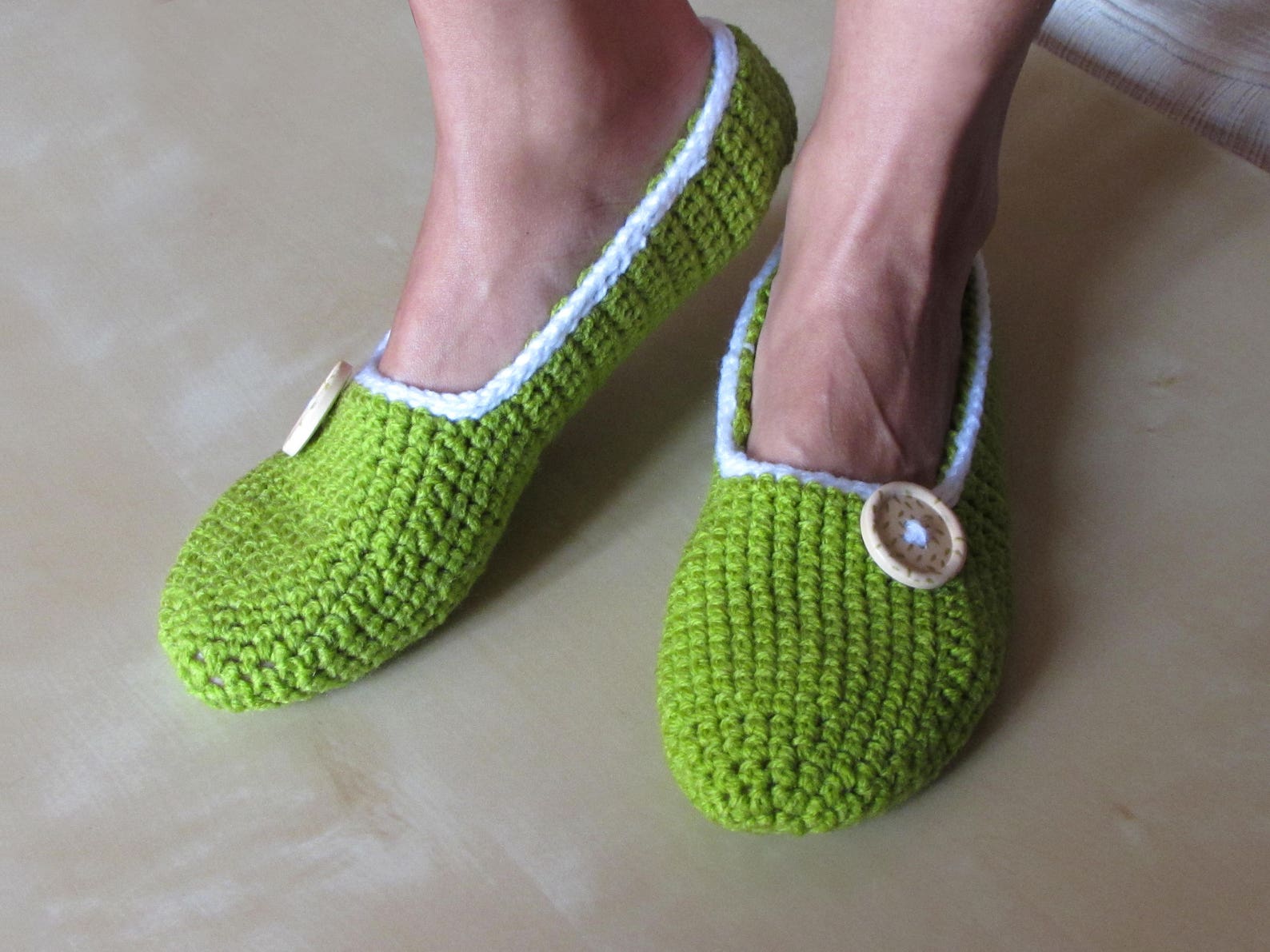 ballet flats, women's slippers, nightwear and crochet yoga in green and white acrylic with resin decoration in wood and gree