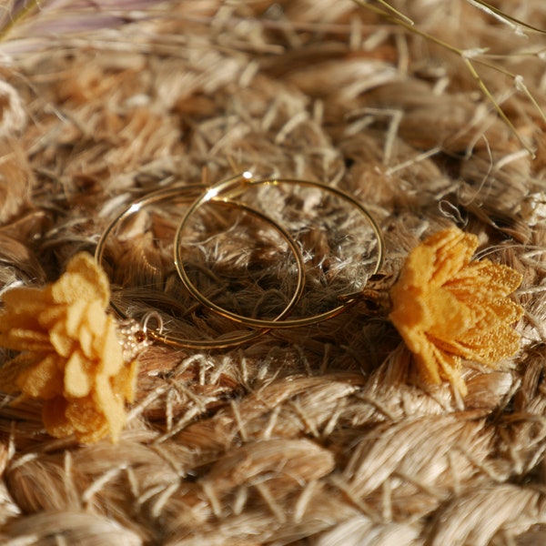 Cayola boucles d'oreilles créoles en acier inoxydable avec sa  fleur moutarde en tissu