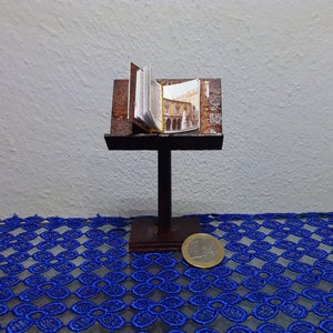 Atril para libros o música, escala 1:12 en madera hecha a mano.