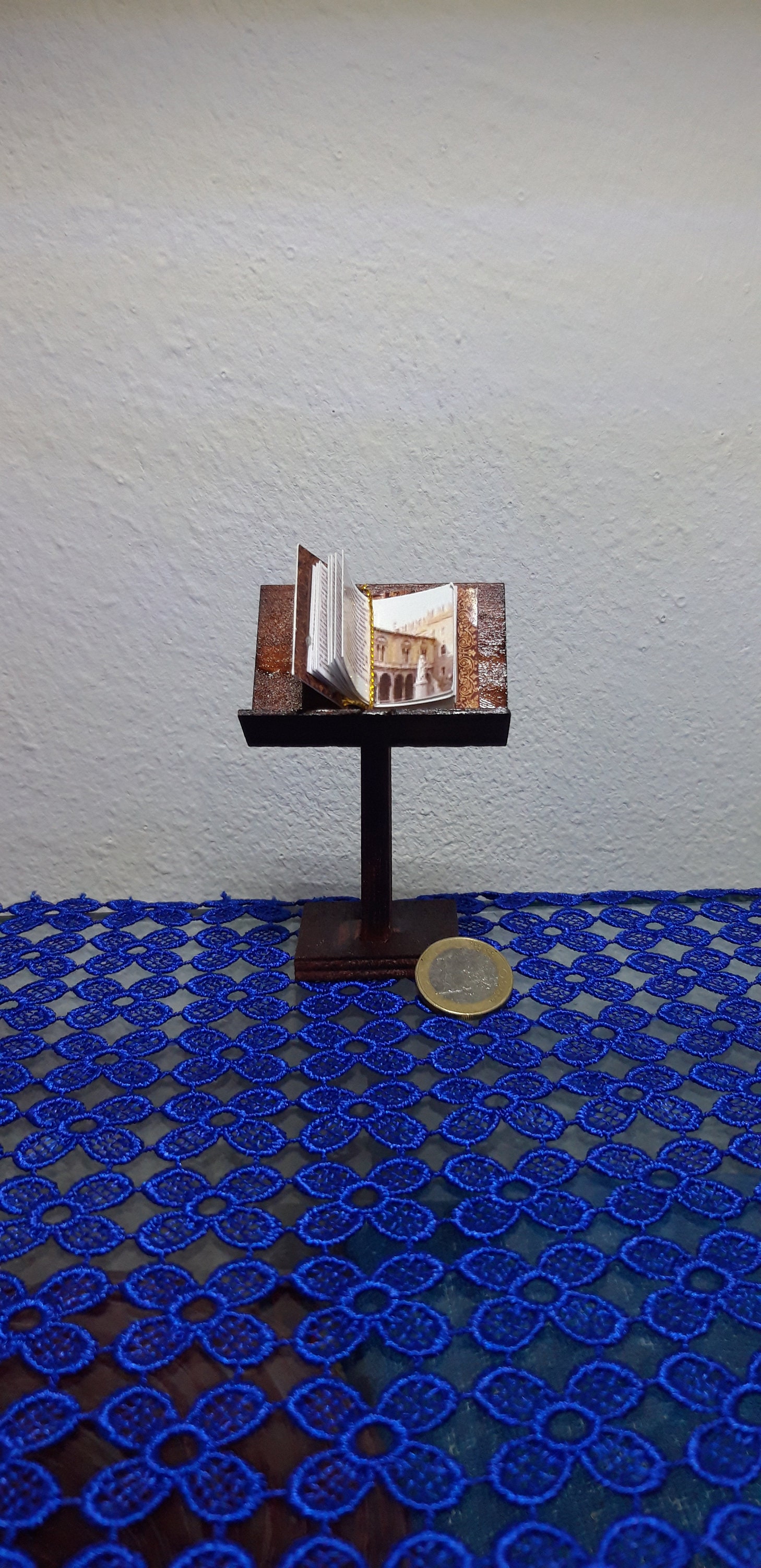 Lectern for books or music, scale 1: 12 in handmade wood