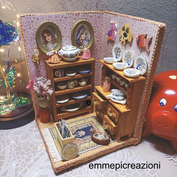 Salon miniature Roombox avec buffet et support à assiettes, fait main