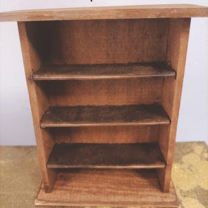 Libreria in miniatura color noce, scala 1 : 12, fatta a mano