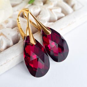 Vergulde sterlingzilveren robijnrode Swarovski-kristallen oorbellen bordeaux