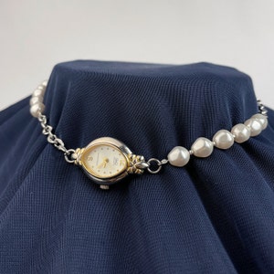 Vintage-Eleganz: Handgefertigte Halskette aus Silber und Gold mit Markenperlen und einer Vintage-Uhr