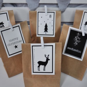 Adventskalender aus Papier. Der Adventskalender besteht aus 24 Papiertüten mit passenden Karten 1-24 und weißen Klammern