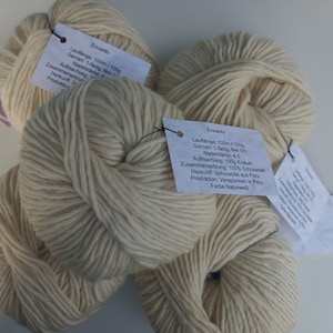 Encanto natural white virgin wool from Peru, delicately mottled soft knitting wool wick yarn