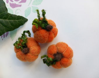 3 Nadelgefilzte Kürbisse in Orange meliert , Jahreszeitentisch Herbstdekoration Handmade OOAK