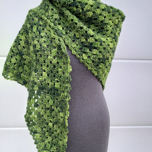 Dreieck/ Schultertuch "Green Hope "gehäkelt aus handgefärbtes und gesponnenes Garn  Handmade, Luxus