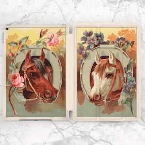 Può includere: Custodia per tablet aperta con due ritratti di cavalli vintage. Un cavallo è marrone con rose rosa, l'altro è bianco con fiori blu. Entrambi i cavalli sono incorniciati da un design a ferro di cavallo.