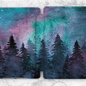 以下が含まれることがあります： 水彩画で描かれた、星空の夜空に覆われた森の絵。木々は青、紫、緑が混ざり合った空を背景にシルエットになっている。