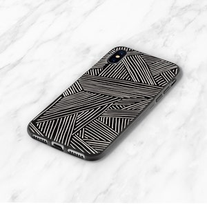 K&ouml;nnte beinhalten: Schwarze Handyh&uuml;lle mit einem wei&szlig;en geometrischen Muster. Das Muster besteht aus d&uuml;nnen Linien, die sich kreuzen und eine Reihe von Dreiecken bilden.