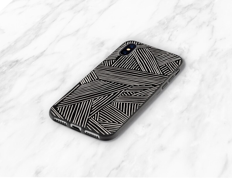K&ouml;nnte beinhalten: Schwarze Handyh&uuml;lle mit einem wei&szlig;en geometrischen Muster. Das Muster besteht aus d&uuml;nnen Linien, die sich kreuzen und eine Reihe von Dreiecken bilden.