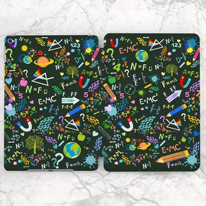 Puede incluir: Una funda para tableta verde oscuro con un patrón colorido de símbolos científicos y matemáticos, incluyendo ecuaciones, lápices y planetas. El diseño incluye la ecuación E=MC² y el texto "N=F".