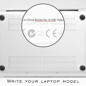 K&ouml;nnte beinhalten: Silberner Laptop-Boden mit einem kreisf&ouml;rmigen Einsatz, der den Text "Model No.: A1297" hervorhebt. Das Bild enth&auml;lt unten den Text "WRITE YOUR LAPTOP MODEL". Der Laptop hat vier schwarze Gummif&uuml;&szlig;e und L&uuml;ftungsschlitze.