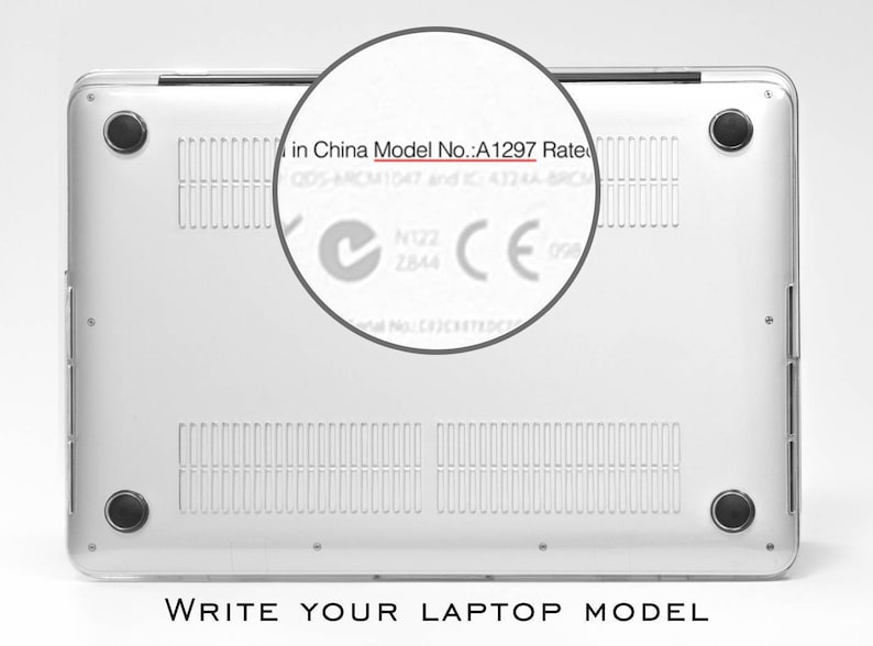 K&ouml;nnte beinhalten: Silberner Laptop-Boden mit einem kreisf&ouml;rmigen Einsatz, der den Text "Model No.: A1297" hervorhebt. Das Bild enth&auml;lt unten den Text "WRITE YOUR LAPTOP MODEL". Der Laptop hat vier schwarze Gummif&uuml;&szlig;e und L&uuml;ftungsschlitze.