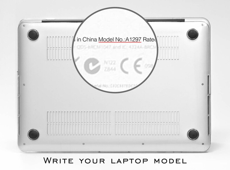 Puede incluir: Primer plano de la parte inferior de un port&aacute;til plateado con el texto "in China Model No.: A1297 Rate" impreso en la parte posterior.